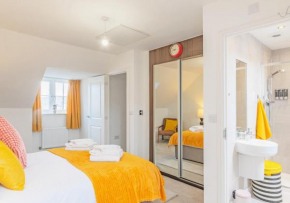 Casa De Mina Modern Cozy Home, Sleeps 7, 4Bed 2Bath, Smart Lock, 2 Parking Spaces, Fully Equipped Home, NETFLIX, Easy access to London City 4 train stations, 3 Mins to M20, Free WiFi
